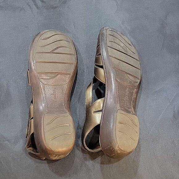 CLARKS BENDABLES WOMEN"S ADJUSTABLE BUCKLE CLOSURE SANDAL - Picture 12 of 16